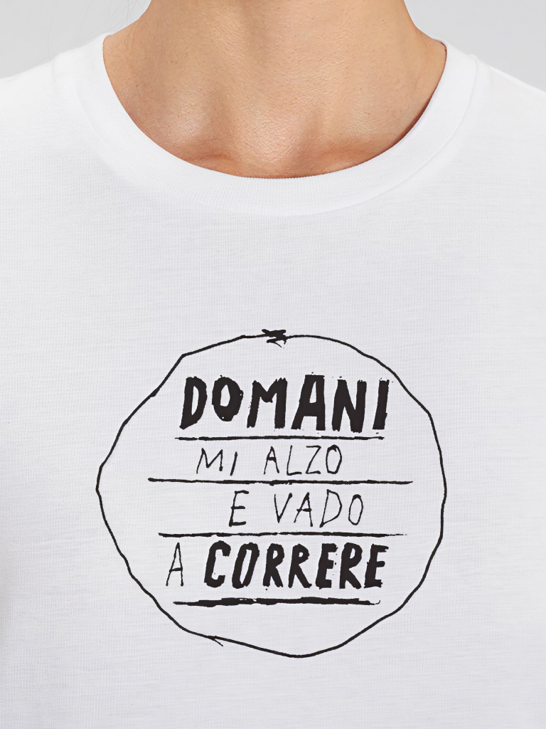 le-palle-t-shirt-unisex-bianca-domani-mi-alzo-e-vado-a-correre-02
