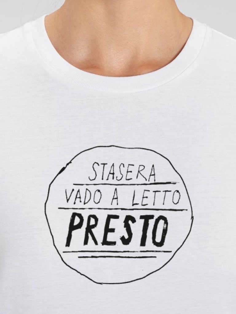 le-palle-t-shirt-unisex-bianca-stasera-vado-a-letto-presto-02