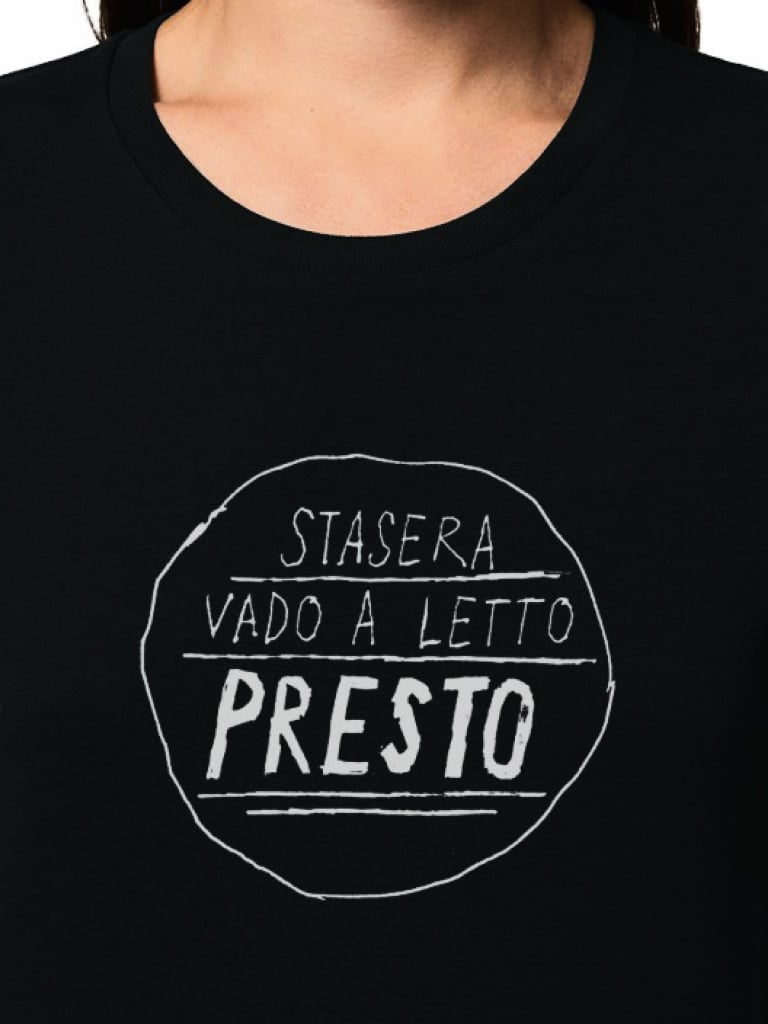 le-palle-t-shirt-unisex-nera-stasera-vado-a-letto-presto-02